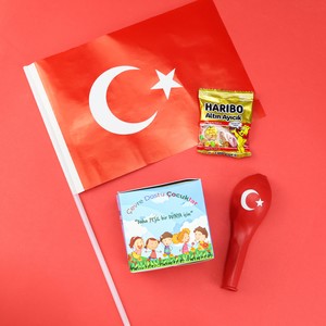 Türk Bayrağı & Mini Haribo Altın Ayıcık & Türk Bayraklı Balon & Çocuk Dikim Kiti 23 Nisan Hediye Seti #1